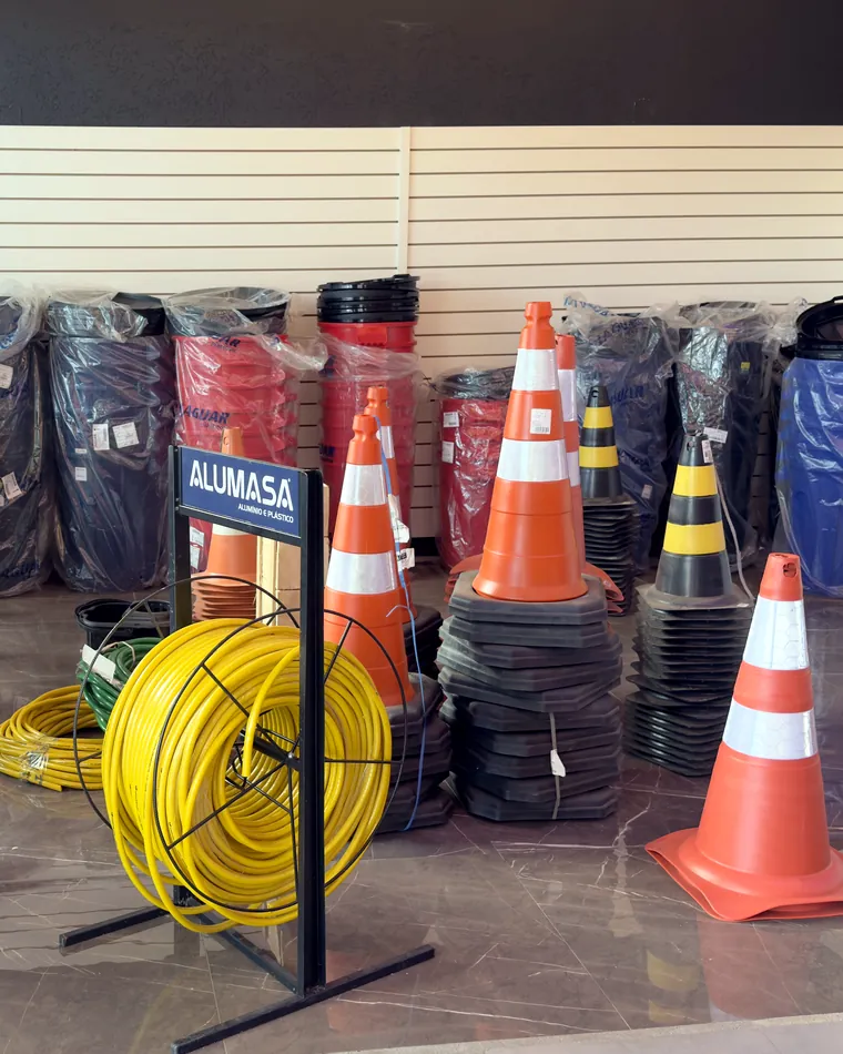 Cones de sinalização, mangueiras e equipamentos na Nacional EPI